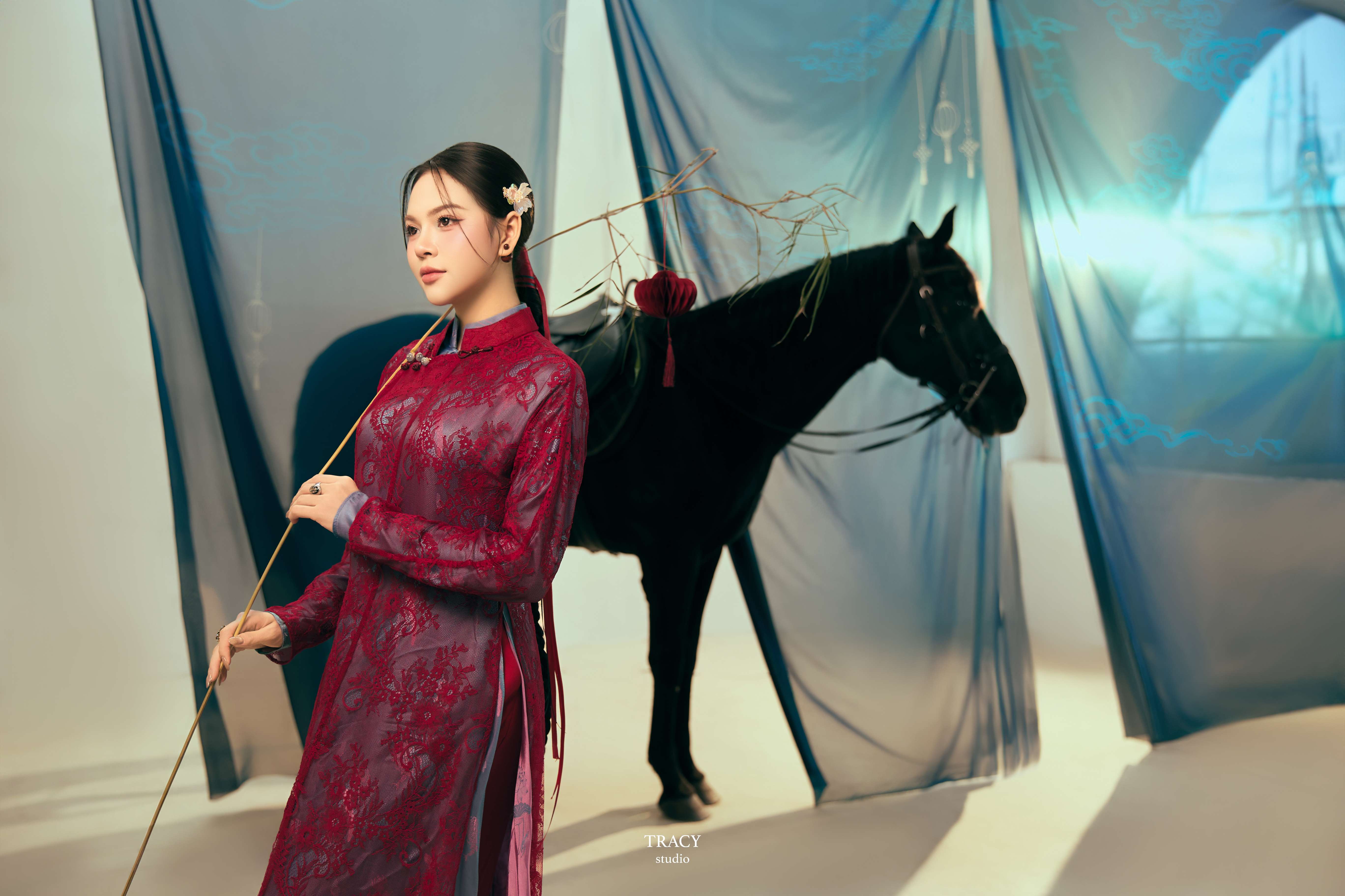 frontend/img/gallery/anh-tet-yem-ao-dai/tracy-studio-chup-concept-ma-dao-thanh-cong (10).jpg